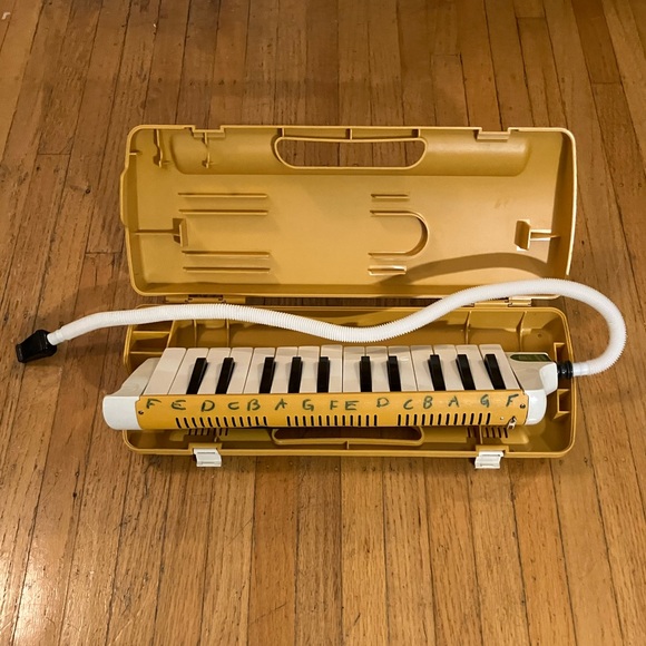 Suzuki Melodion (melodica/melody horn/etc.) in Yellow - Picture 2 of 6